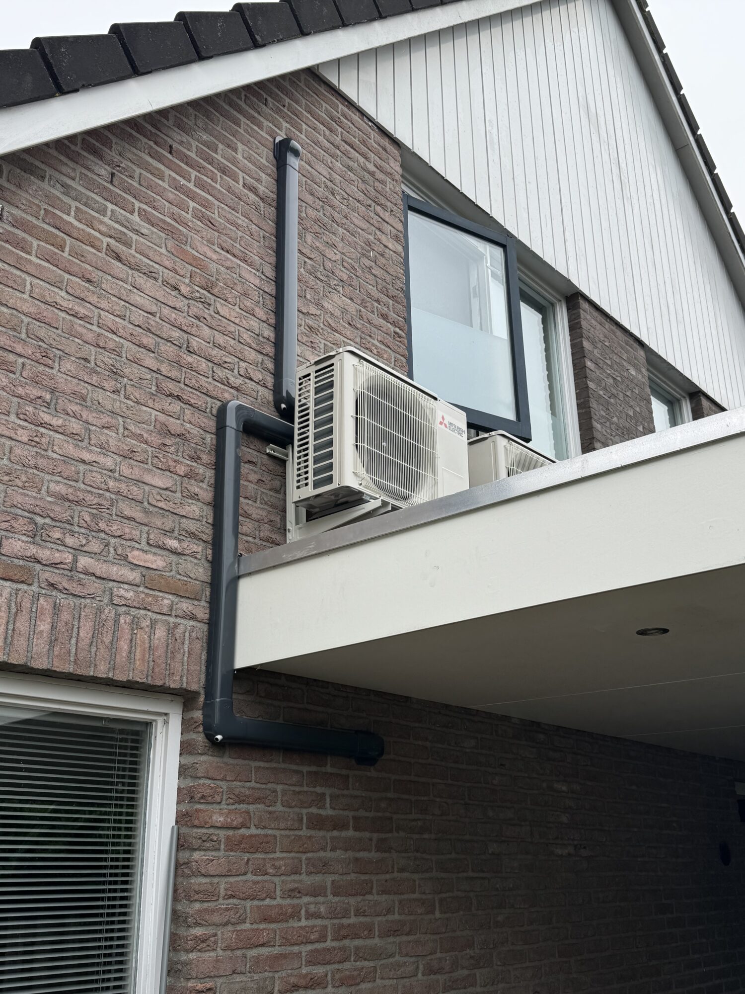 buitenunit airco boven de carport